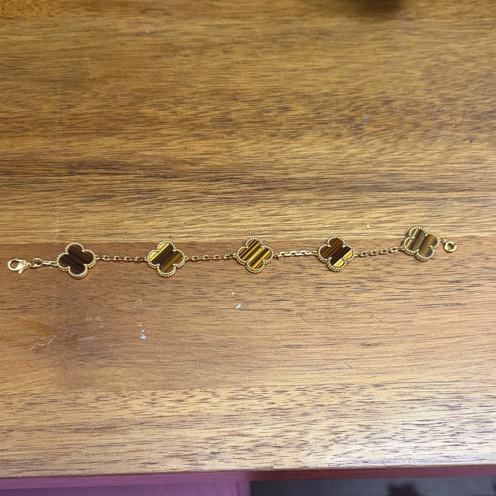 Elegant Gold Clover Bracelet